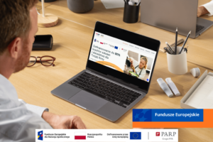 Ruszyła strona projektu HoReCa UP – przygotowujemy się do startu naboru 2 obrazek przedstawia mężczyznę siedzącego przy lapropie, na którym wyświetlona jest strona główna strony horeca up!. Znak Fundusze Europejskie wraz z pomarańczowym prostokątem, logotypy: Fundusze Europejskie dla rozwoju społecznego, flaga Polski Rzeczpospolita Polska, flage UE Dofinansowane przez Unię Europejską, pionowa kreska, logo PARP